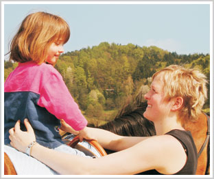 Kind mit Therapiepferd